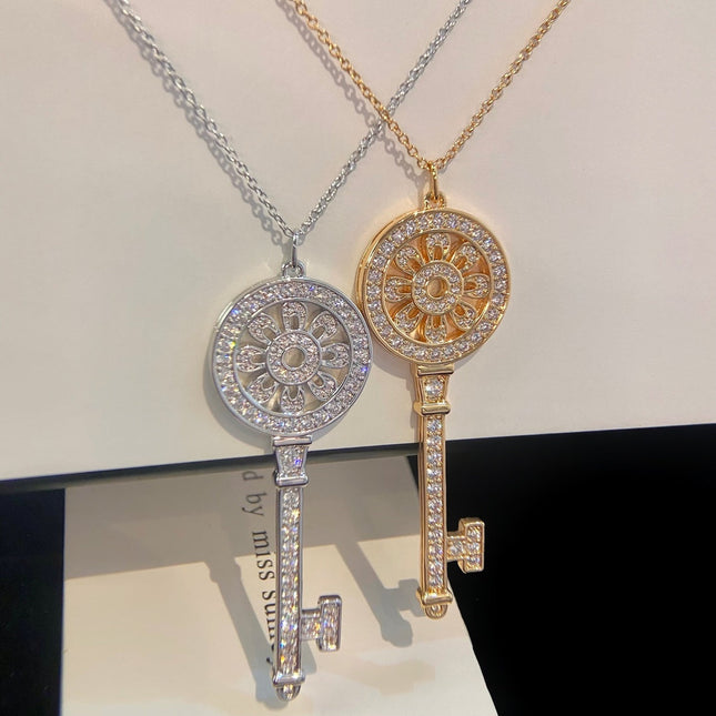 NECKLACE PETAL KEY PEDANT