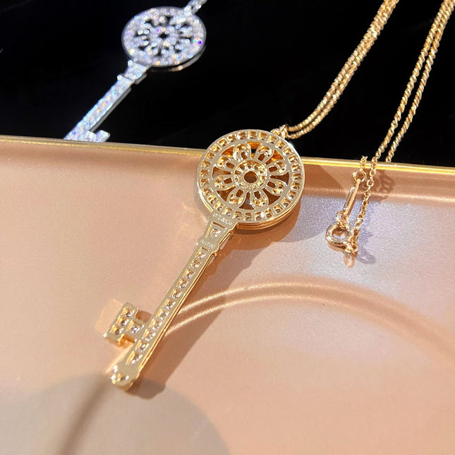 NECKLACE PETAL KEY PEDANT