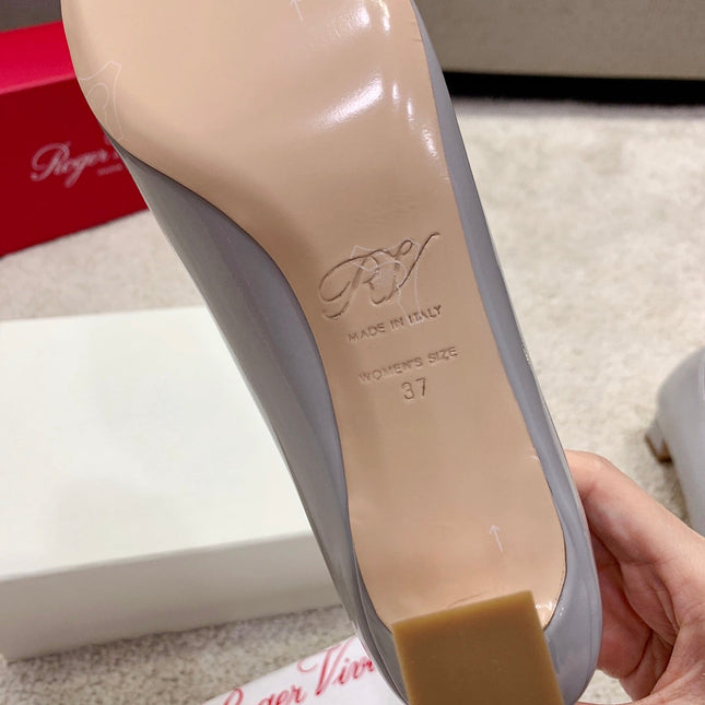 BELLE VIVIER PUMPS IN LIGHT GREY GLOSSY CALFSKIN GOLD BUCKLE