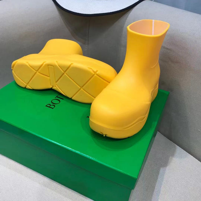 PUDDLE ANKLE BOOT IN BRIGHT YELLOW RUBBER