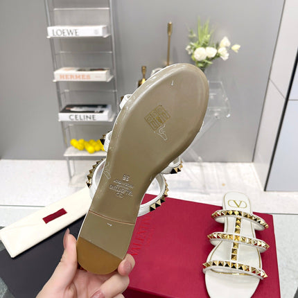 VALENTINO 26S ROCKSTUD STRAPPY FLAT SLIDE SANDALS IN WHITE CALFSKIN GOLD HARDWARE