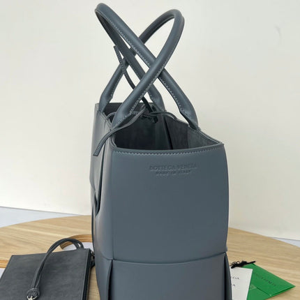 ARCO TOTE 36 IN TROUT GRAY CALFSKIN