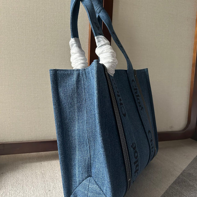 MEDIUM WOODY TOTE BAG 37 IN BLUE DENIM BLACK CALFSKIN