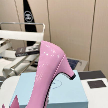 KITTEN HEEL PUMPS WITH CREATIVE SHAPE IN PINK GLOSSY LAMBSKIN