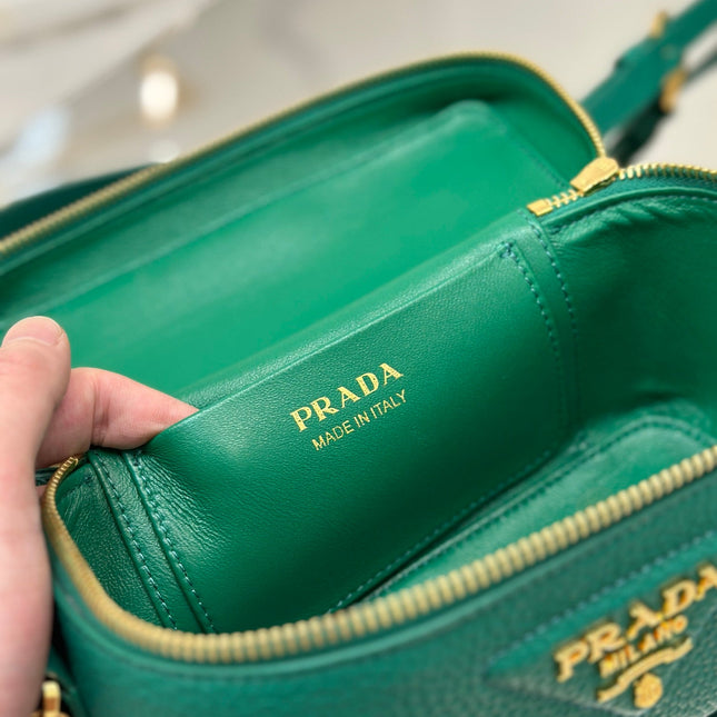 VANITY CASE 18 IN EMERALD GREEN GRAINED CALFSKIN GOLD HARDWARE