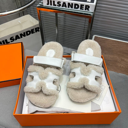 CHYPRE SLIPPERS IN BEIGE LAMB WOOL AND WHITE CALFSKIN
