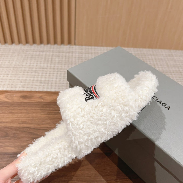 FURRY SLIDES IN WHITE CURLY SHEARLING