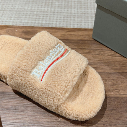 FURRY SLIDES IN BEIGE CURLY SHEARLING
