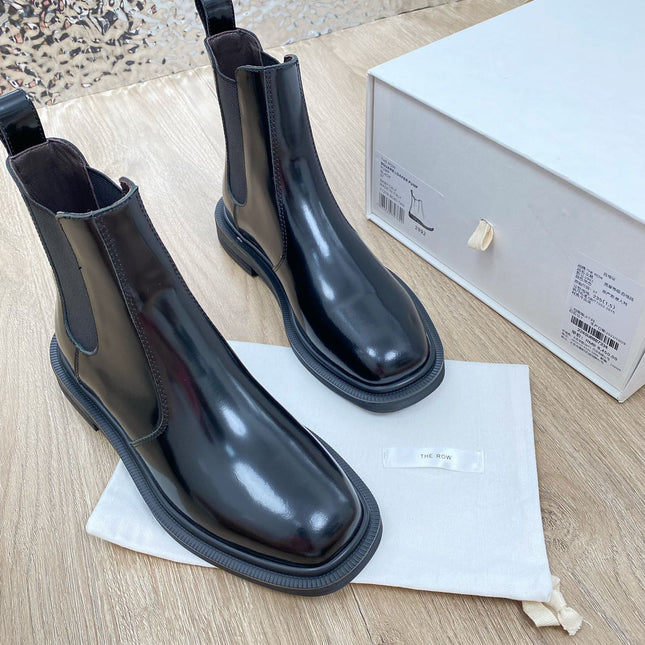 ANKLE BOOTS IN BLACK PATENT CALFSKIN