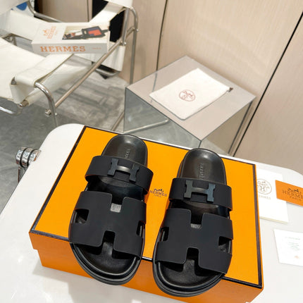 HM CHYPRE SANDAL BLACK WITH H-BUCKLECALFSKIN