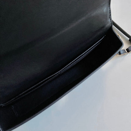 SIGNATURE CHAIN BAG 21 IN BLACK CALFSKIN