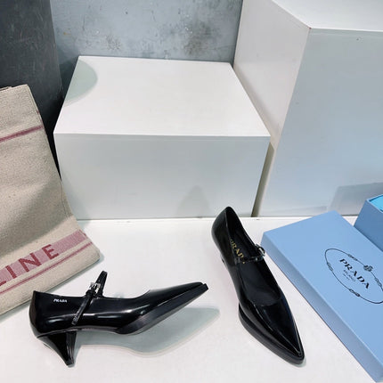 POINTED TOE MEDIUM HEEL PUMPS IN BLACK GLOSSY LAMBSKIN
