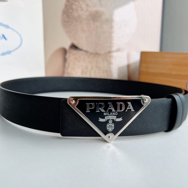 PRA TRIANGLE BELT IN BLACK SAFFIANO LEATHER WITH ENAMEL LOGO BUCKLE