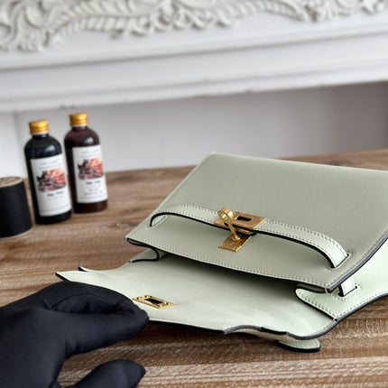 HM KELLY POCHETTE 22 IN LIGHT GREEN CALFSKIN GOLD HARDWARE