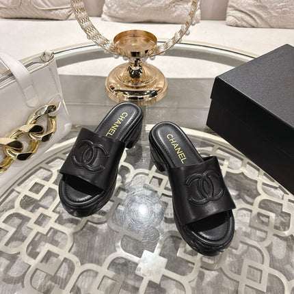 CC EMBOSSED LOGO HIGH HEELS IN BLACK QUILTED CALFSKIN