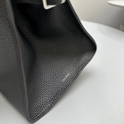 MINIMALIST STRUCTURED SILHOUETTE HANDBAG IN BLACK CALFSKIN