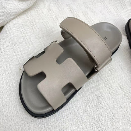 HERMÈS 26S CHYPRE SANDAL IN GREIGE CALFSKIN