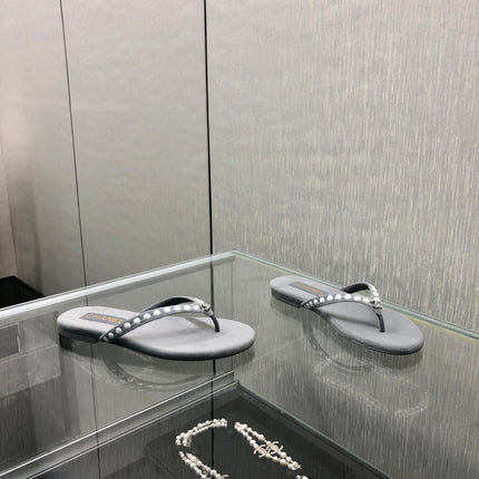 THONG SLIDE IN PALE GRAY SUEDE WITH WHITE DOT