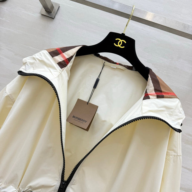 BURBERRY 26S HOODED WINDBREAKER JACKET 521