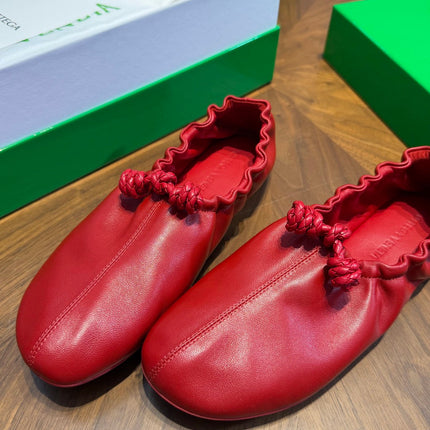 BOTTEGA VENETA 26S BALLET FLATS IN RED LAMBSKIN WITH KNOT DETAIL