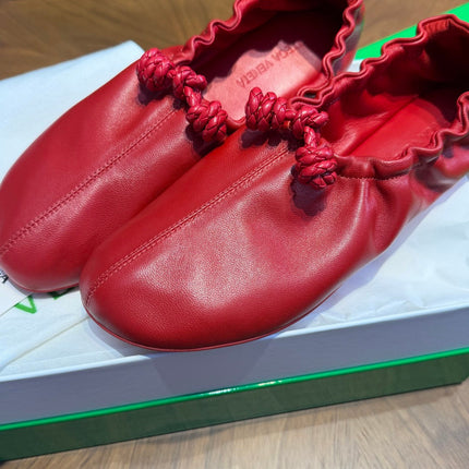 BOTTEGA VENETA 26S BALLET FLATS IN RED LAMBSKIN WITH KNOT DETAIL