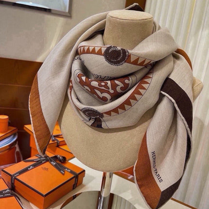 HERMES 26S PATTERNED SCARF 140 IN SILK AND CASHMERE 502348