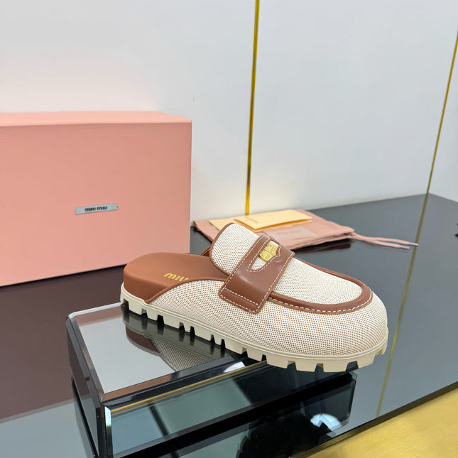 MULES SLIPPERS IN BROWN CALFSKIN AND WHITE DOTS CANVAS WITH GOLD COIN