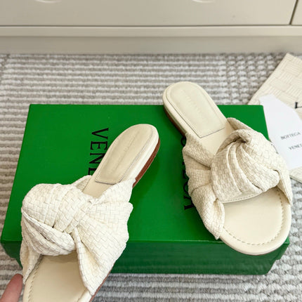 BOTTEGA VENETA 26S BOW KNOT SANDALS IN CREAM WHITE LAMBSKIN