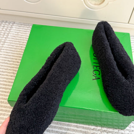 BOTTEGA VENETA 26S BALLET FLATS IN BLACK SHEARLING