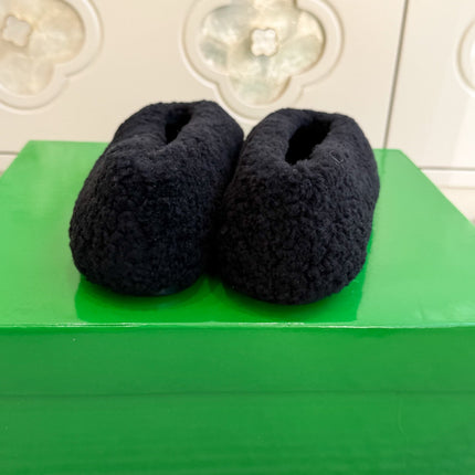 BOTTEGA VENETA 26S BALLET FLATS IN BLACK SHEARLING
