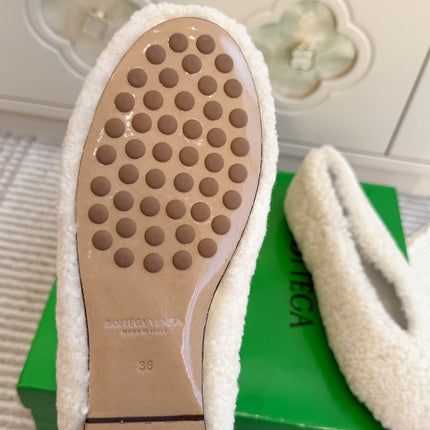 BOTTEGA VENETA 26S BALLET FLATS IN CREAM WHITE SHEARLING