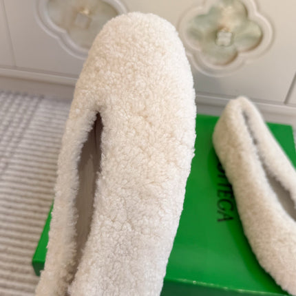 BOTTEGA VENETA 26S BALLET FLATS IN CREAM WHITE SHEARLING