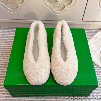 BOTTEGA VENETA 26S BALLET FLATS IN CREAM WHITE SHEARLING
