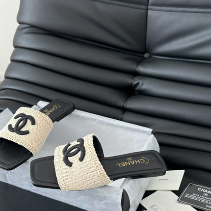 WOVEN SLIDE IN RAFFIA AND BLACK LAMBSKIN