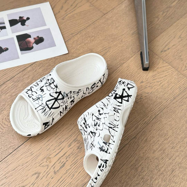 POOL GRAFFITI CROCS SLIDE SANDALS IN WHITE AND BLACK RUBBER