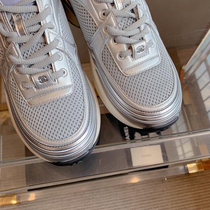 CC SNEAKERS IN GLOSSY SILVER CALFSKIN AND MESH