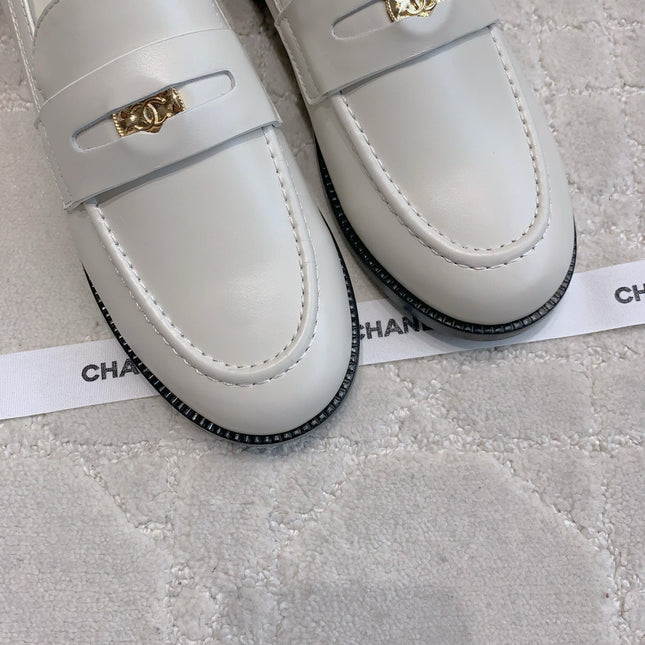 CHANEL 25S MOCCASINS IN WHITE CALFSKIN GOLD HARDWARE