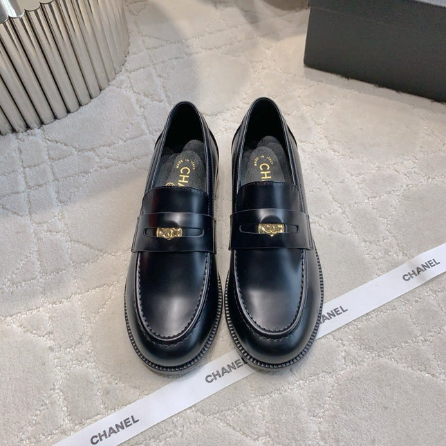 CHANEL 25S MOCCASINS IN BLACK SHINY CALFSKIN GOLD HARDWARE