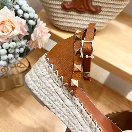 ROCKSTUD FLATFORM SANDAL IN CHOCOLATE BROWN CALFSKIN