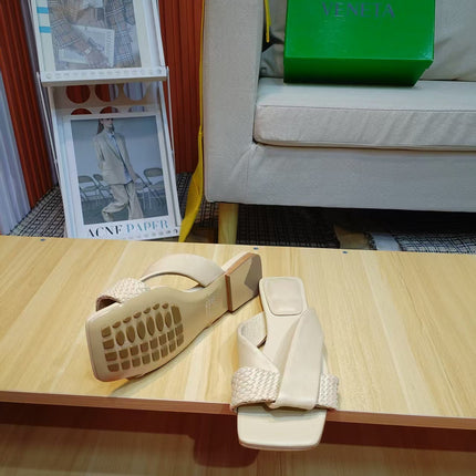 BOTTEGA VENETA 26S FLAT SLIDES IN BEIGE LAMBSKIN