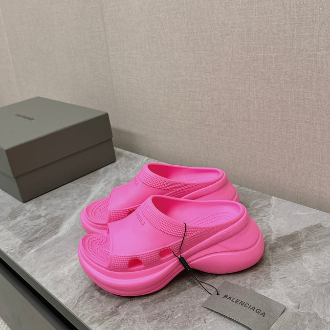 POOL CROCS SLIDE SANDAL IN BRIGHT PINK RUBBER