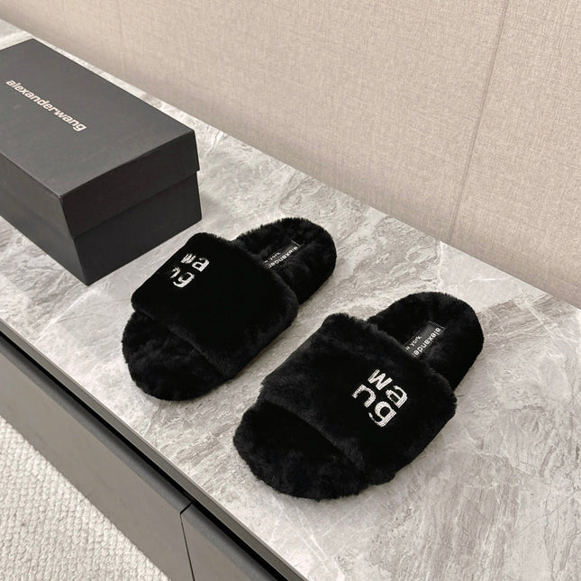 THICK-SOLED SLIPPERS IN BLACK FLEECE