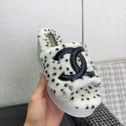 CHANEL 26S PLATFORM SLIDE SANDALS IN WHITE SHEARLING AND BLACK CC LOGO SQUARE TOE