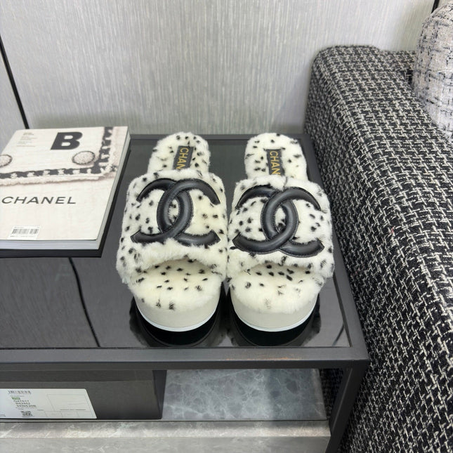 CHANEL 26S PLATFORM SLIDE SANDALS IN WHITE SHEARLING AND BLACK CC LOGO SQUARE TOE