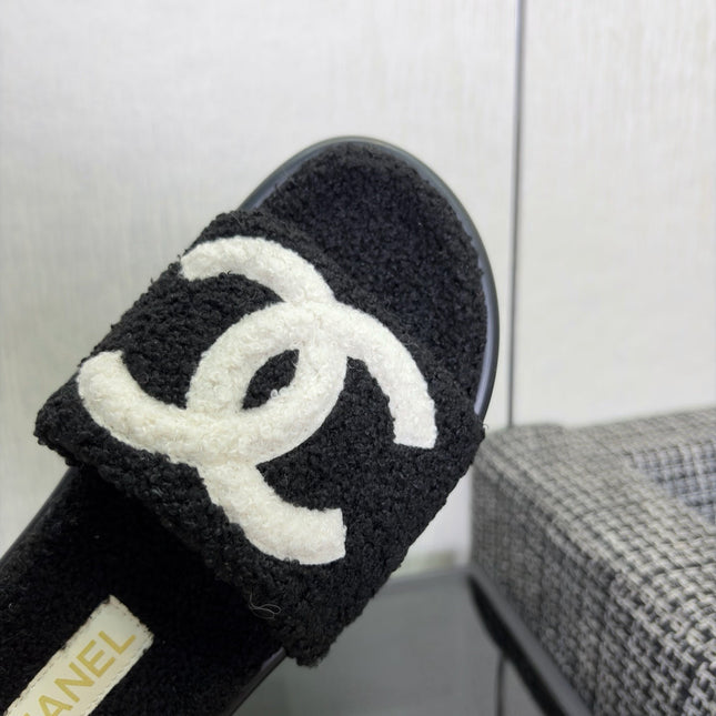 CHANEL 26S SLIDE SANDALS  IN BLACK AND WHITE SHEARLING OPEN TOE