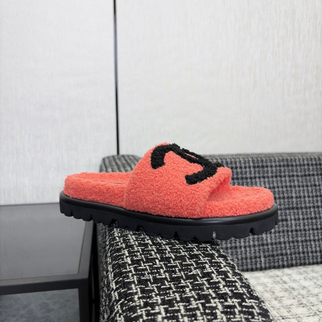 CHANEL 26S SLIDE SANDALS IN BLACK AND CORAL PINK SHEARLING OPEN TOE