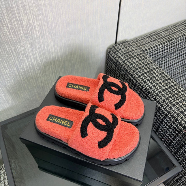 CHANEL 26S SLIDE SANDALS IN BLACK AND CORAL PINK SHEARLING OPEN TOE