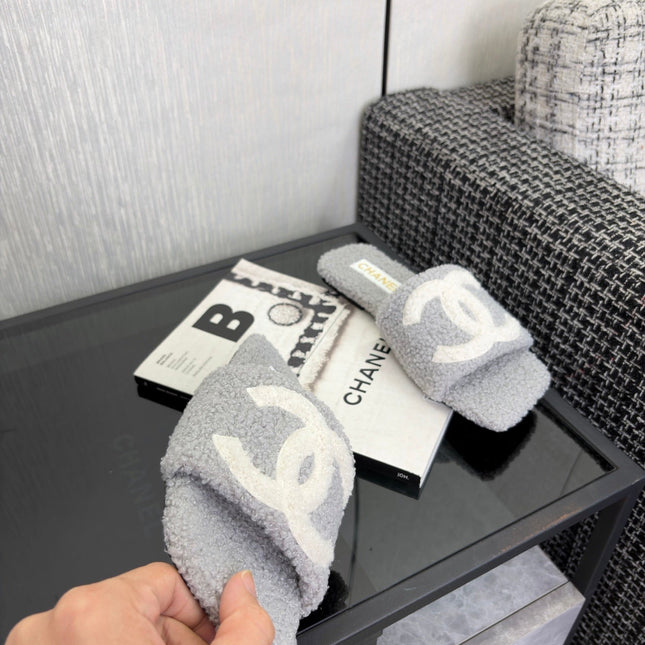 CHANEL 26S SLIDE SANDALS IN GRAY AND WHITE SHEARLING SQUARE TOE
