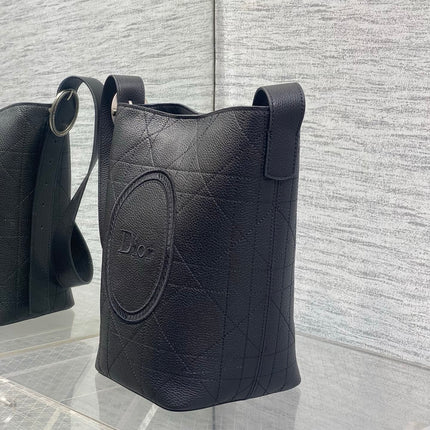 DIOR 26S MEDAILLON BUCKET BAG 25 IN BLACK MACROCANNAGE GRAINED CALFSKIN SILVER HARDWARE