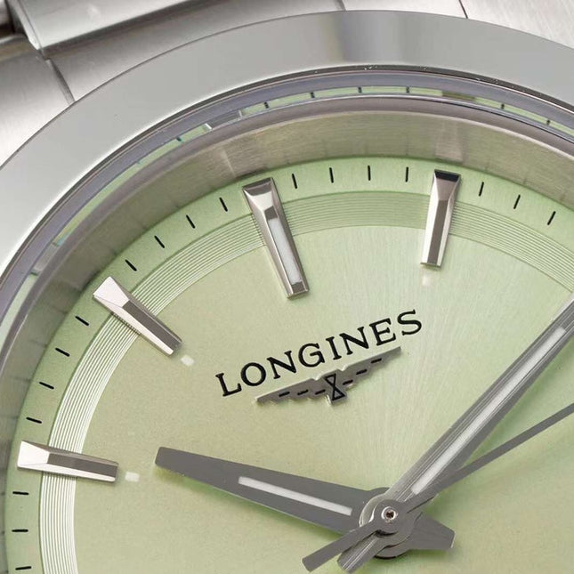 CONQUEST WATCH SILVER CASE WITH PASTEL GRAY DIAL